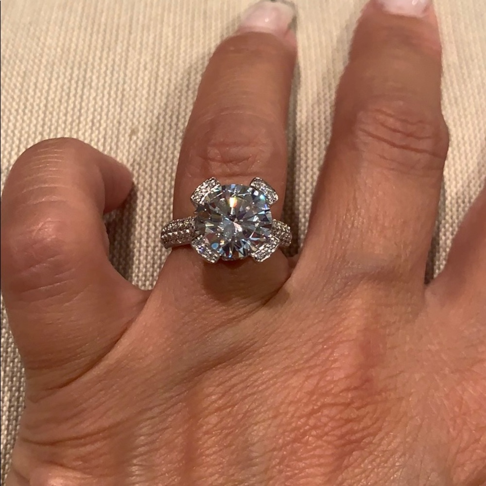 Brilliante CZ round with pave ring